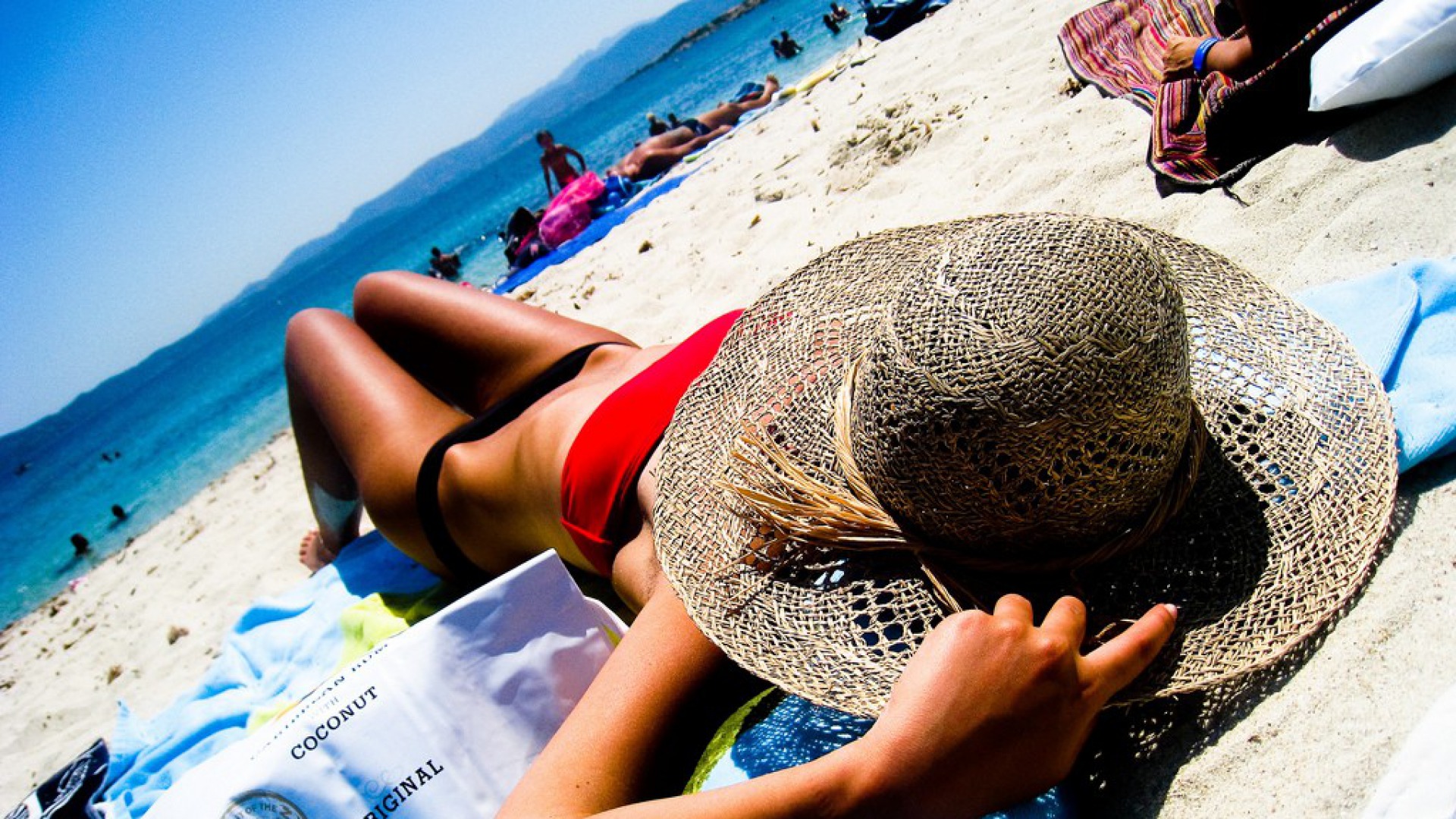 Sunbathing перевод. Средиземное море загар. Средиземноморский загар. Красивый загар фото. Sunbathe.